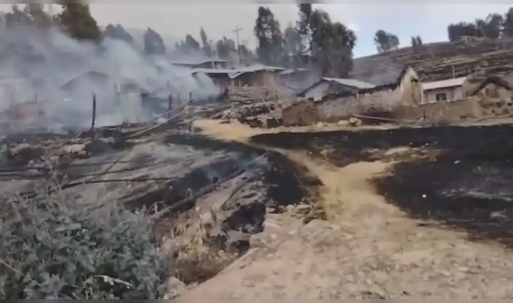 El fuego rápidamente se expandió y causó el daño a las viviendas. Foto: La República El fuego rápidamente se expandió y causó el daño a las viviendas. Foto: La República