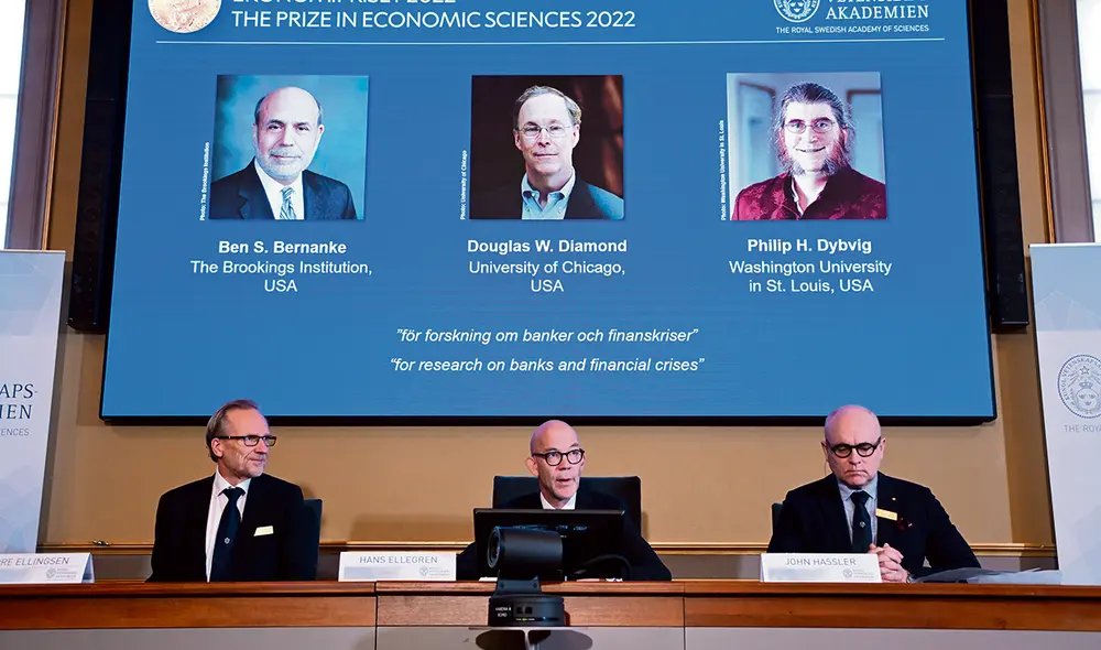 Investigadores. (En pantalla) Bernanke, Diamond y Dybvig son los galardonados con el Premio Nobel de Economía 2022. Foto: difusión Investigadores. (En pantalla) Bernanke, Diamond y Dybvig son los galardonados con el Premio Nobel de Economía 2022. Foto: difusión