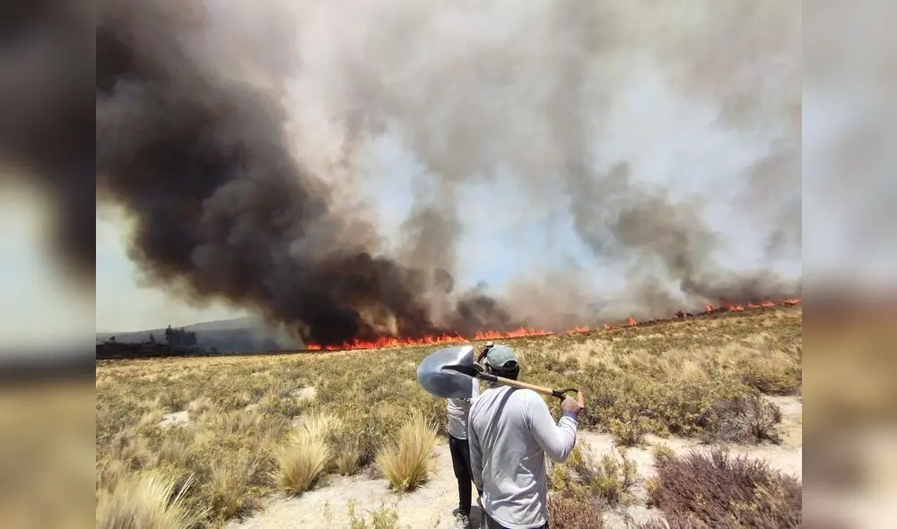 Fuego. Voluntarios trabajaron por varias horas para controlar este incendio. Se propagó rápido. Foto: Cortesía Fuego. Voluntarios trabajaron por varias horas para controlar este incendio. Se propagó rápido. Foto: Cortesía