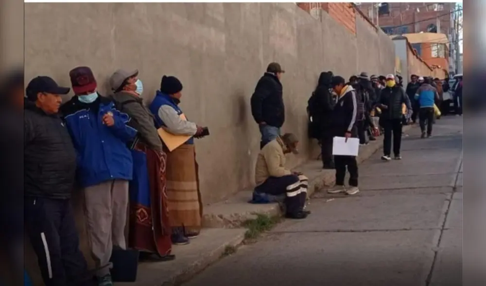 Trámite. Conductores forman largas colas en Puno. Foto: La República