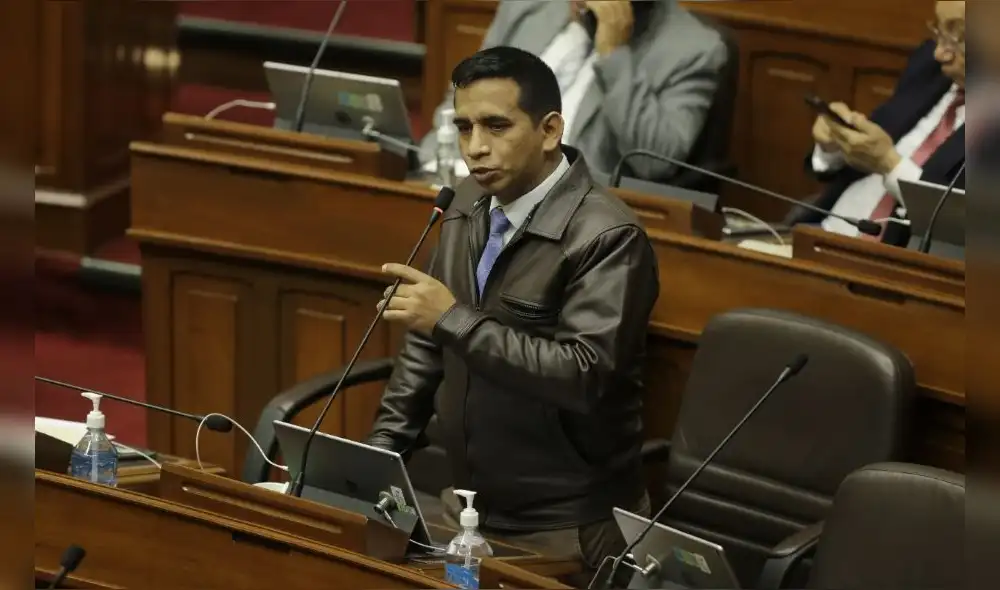 Elvis Vergara “agradeció” que se realicen las diligencias que involucra a otros congresistas de su bancada. Foto: Gerardo Marín / La República Elvis Vergara “agradeció” que se realicen las diligencias que involucra a otros congresistas de su bancada. Foto: Gerardo Marín / La República