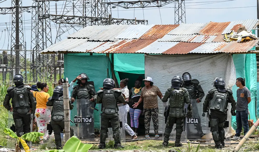 La Policía no pudo hacer nada para evitar el ataque de la comunidad. Foto: AFP.