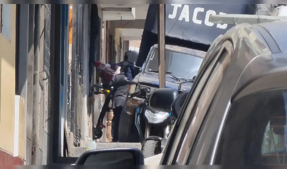 Familiar de Pedro Castillo es trasladado en el vehículo médico. Foto: Jessica Merino/ URPI-LR Familiar de Pedro Castillo es trasladado en el vehículo médico. Foto: Jessica Merino/ URPI-LR