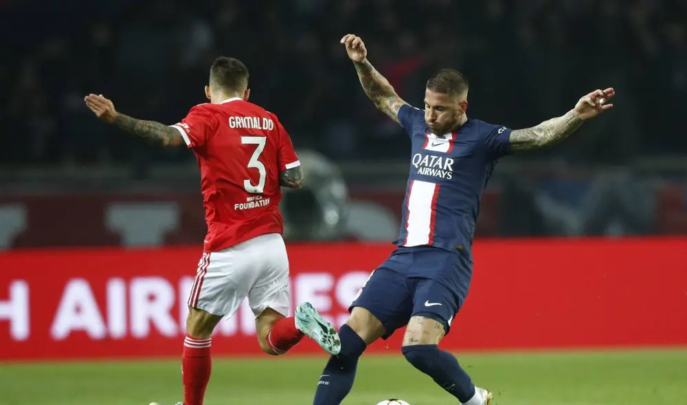 Ramos y Grimaldo en un lucha por el balón durante el primer tiempo. Foto: EFE Ramos y Grimaldo en un lucha por el balón durante el primer tiempo. Foto: EFE