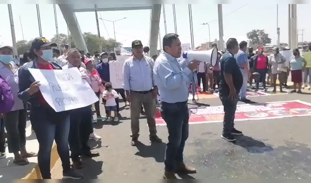 Ciudadanos bloquearon el puente que conecta los distritos de Piura y Castilla por unos minutos. Foto: captura/El Tiempo Ciudadanos bloquearon el puente que conecta los distritos de Piura y Castilla por unos minutos. Foto: captura/El Tiempo
