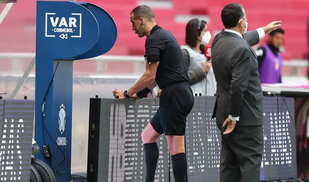 El VAR podrá estar presente desde el inicio de todos los torneos Conmebol. Foto: EFE