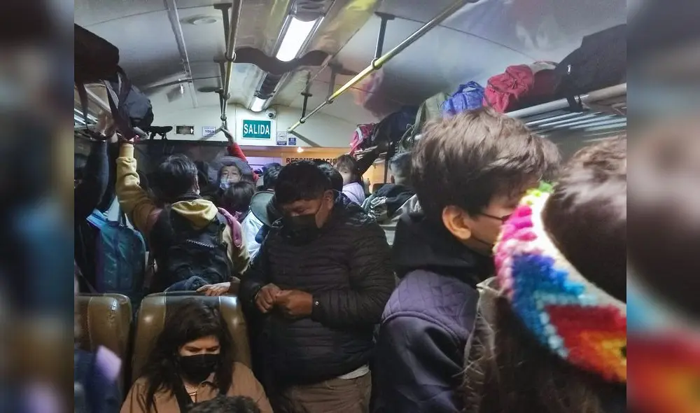 Algunos pasajeros incluso buscan viajar colgados debido a la falta de transporte. Foto: Ángeles Santos/La República