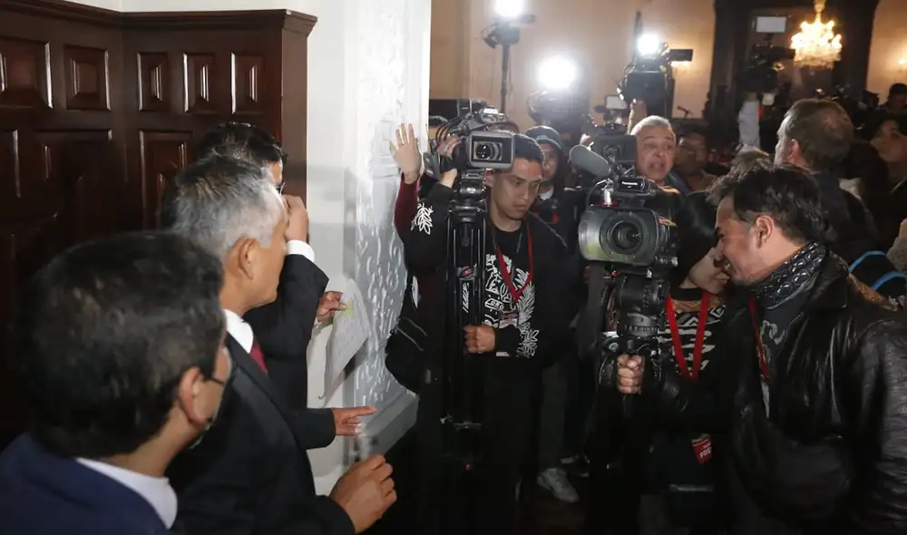 Reporteros y fotógrafos peruanos se quedaron afuera de la sala donde Pedro Castillo y sus ministros daban conferencia de prensa. Foto: Carlos Félix/La República