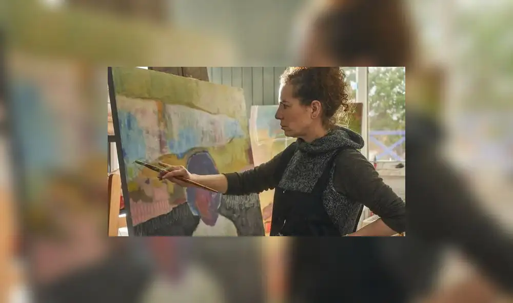 La artista Franca Tagliabue en plena faena pictórica. Foto: Difusión.