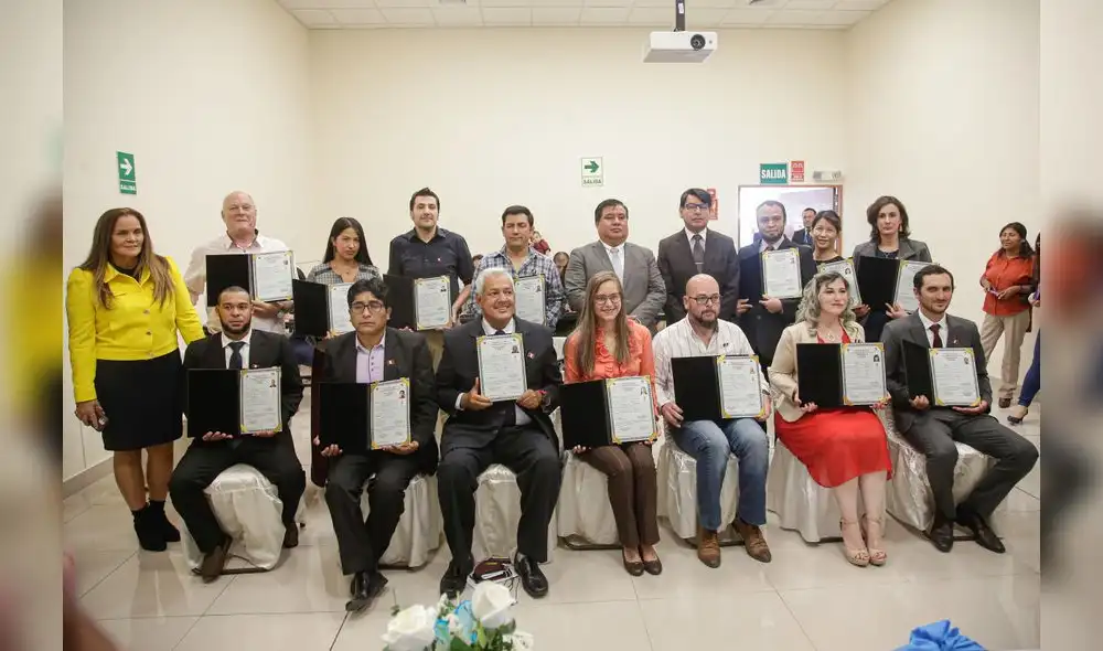 Extranjeros recibieron títulos como peruanos. Foto: Rodrigo Talavera/ La República