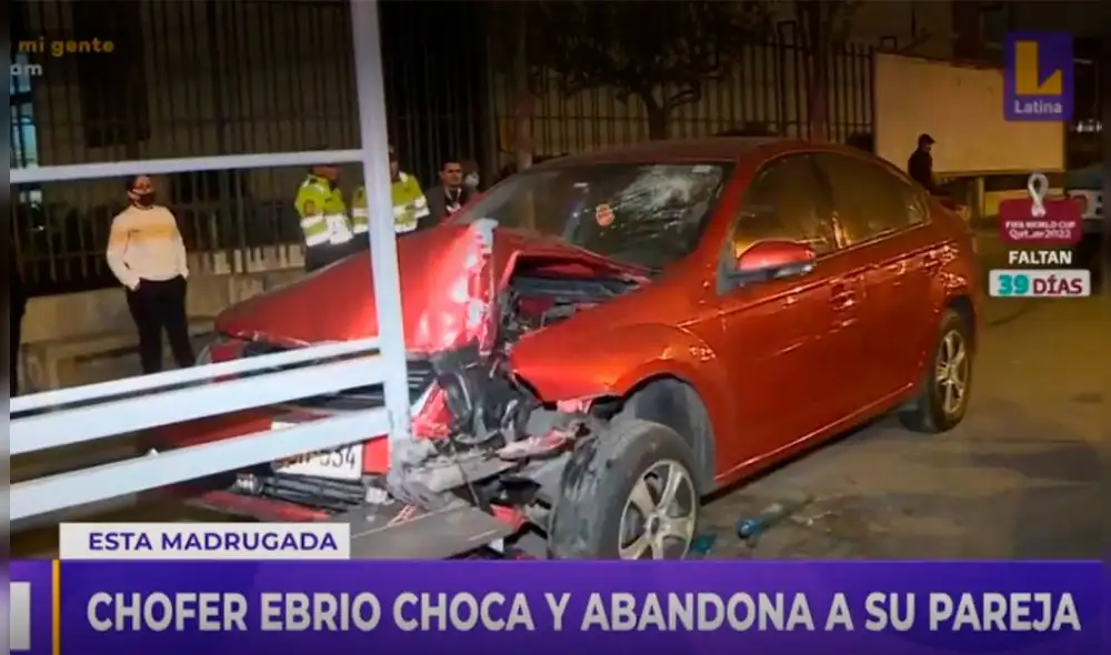 La velocidad en la que se movilizaban hizo que el auto quedara empotrado en los fierros del paradero. Foto: captura de "Latina noticias"