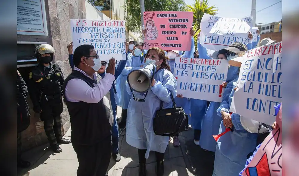 Gerente regional de Salud, Christian Nova, salió a atender a los manifestantes. Foto: Rodrigo Talavera/La República