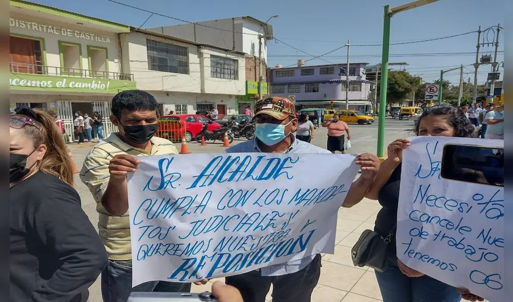 Municipales piden reposición en sus puestos de trabajo. Foto: La República Municipales piden reposición en sus puestos de trabajo. Foto: La República