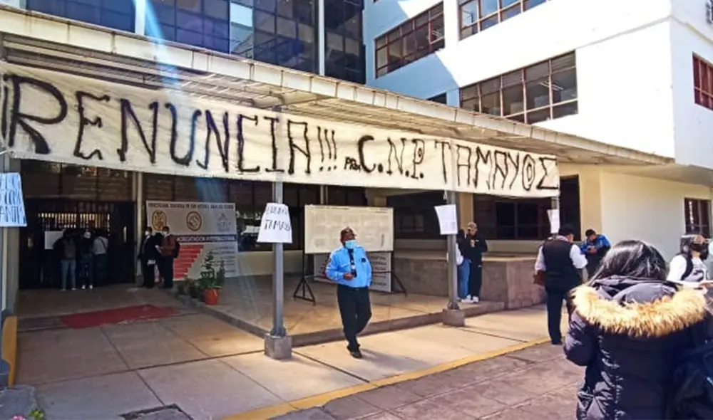 Universitarios exigen el retiro del docente. Foto: URPI/Alexander Flores