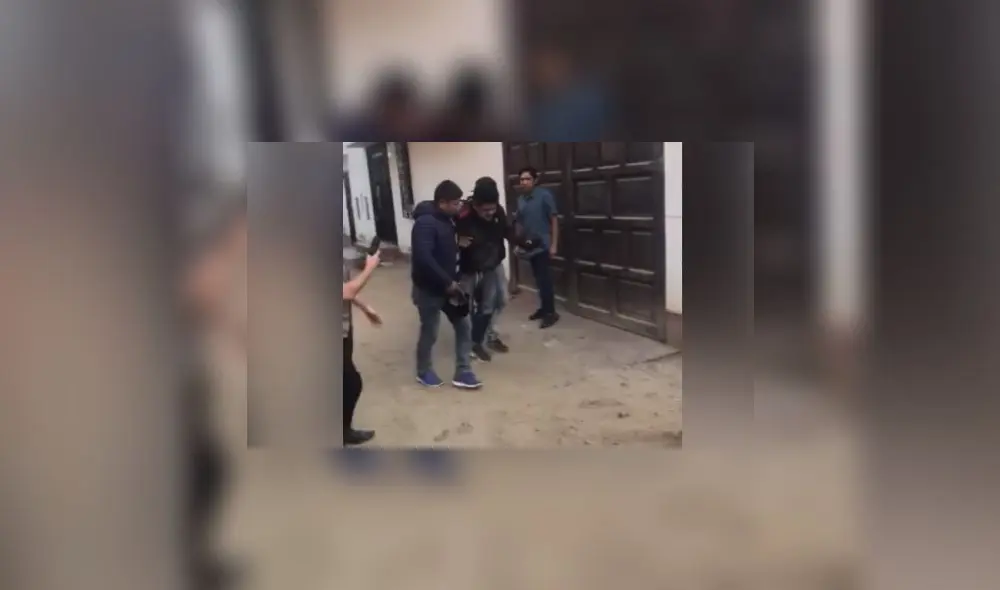 El personal policial tuvo que hacer uso de la fuerza para poder reducir a los sujetos. Foto: captura de video de Ventana Informativa