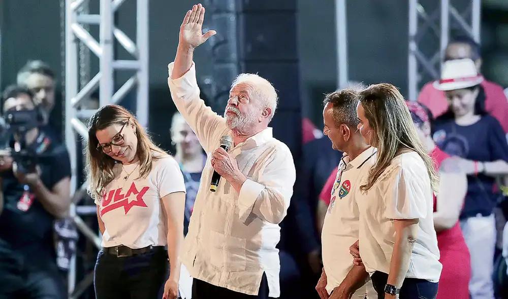 Aleluya. El candidato izquierdista Lula da Silva lanza una oración religiosa durante un mitin en las favelas de Río de Janeiro. Foto: EFE Aleluya. El candidato izquierdista Lula da Silva lanza una oración religiosa durante un mitin en las favelas de Río de Janeiro. Foto: EFE