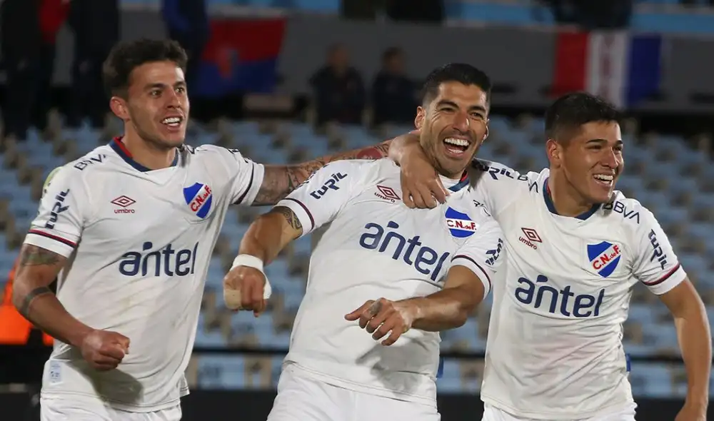 Luis Suárez celebrando el gol del triunfo junto a sus compañeros. Foto: Nacional/Twitter Luis Suárez celebrando el gol del triunfo junto a sus compañeros. Foto: Nacional/Twitter
