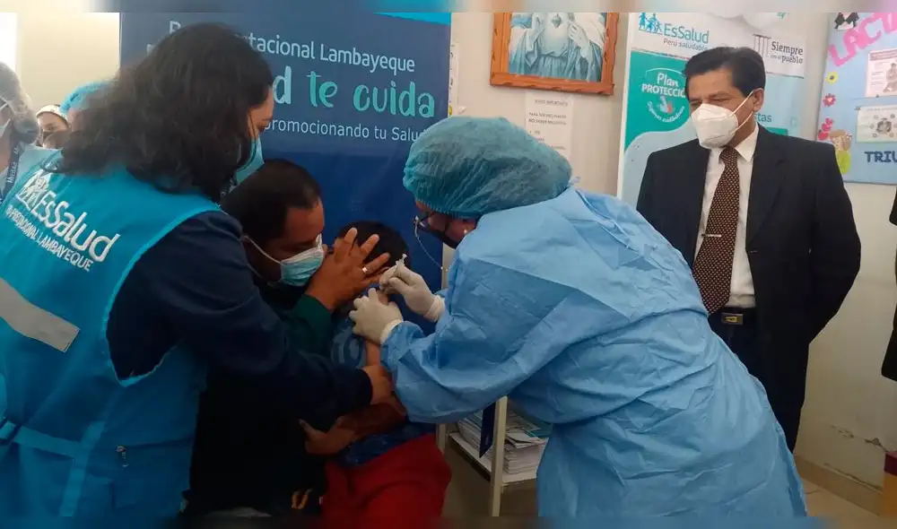 Personal de EsSalud inició campaña de vacunación contra la COVID-19 a menores de 5 años. Foto: EsSalud. Personal de EsSalud inició campaña de vacunación contra la COVID-19 a menores de 5 años. Foto: EsSalud.