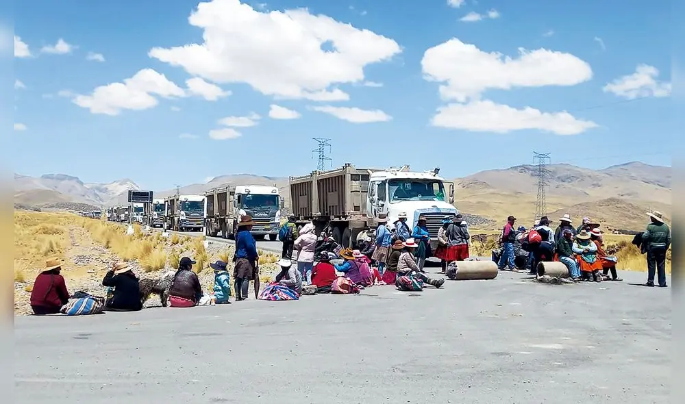 Protesta. En setiembre pobladores de Espinar tomaron corredor minero en señal de protesta. Foto: La República Protesta. En setiembre pobladores de Espinar tomaron corredor minero en señal de protesta. Foto: La República
