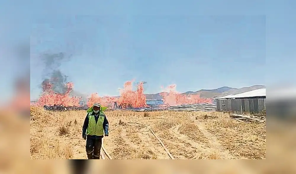 Incendio. Fuego alarmó a los estudiantes y docentes. Foto: La República Incendio. Fuego alarmó a los estudiantes y docentes. Foto: La República