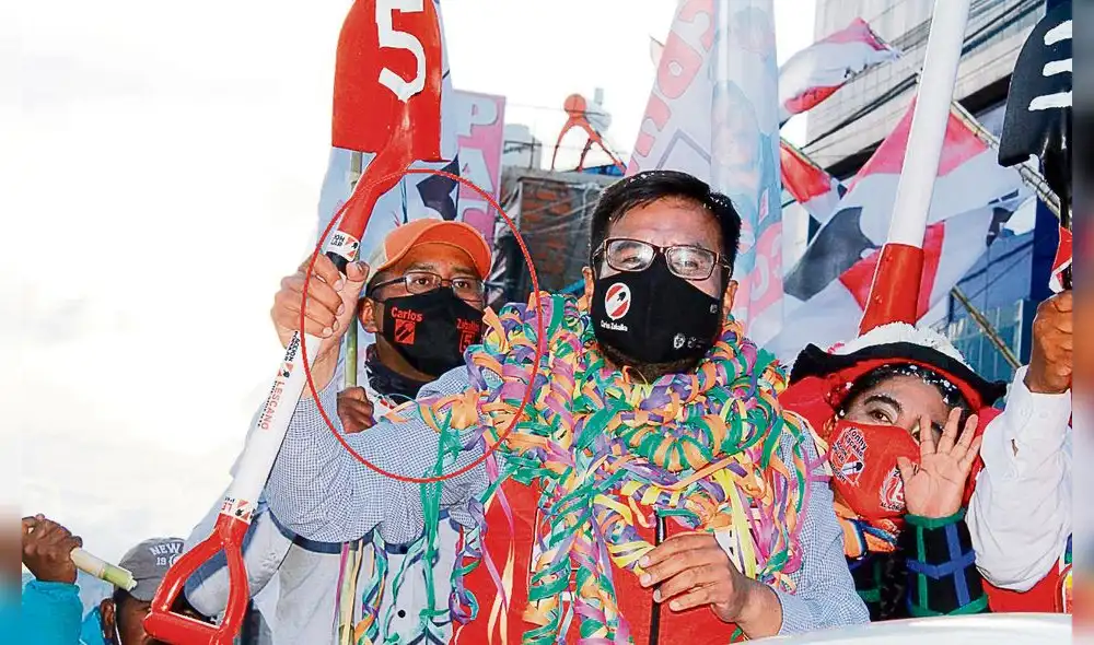 Pruebas. Hugo Vidal Istaña Incahuanaco (ahora extrabajador de Migraciones), junto a Carlos Zeballos, en plena campaña electoral. Foto: La República Pruebas. Hugo Vidal Istaña Incahuanaco (ahora extrabajador de Migraciones), junto a Carlos Zeballos, en plena campaña electoral. Foto: La República