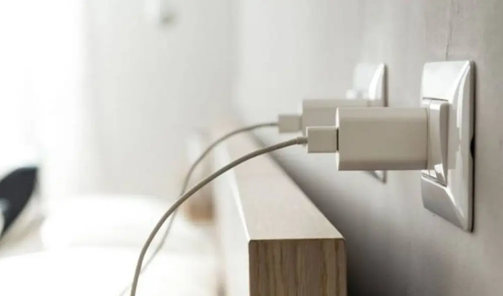 Los cargadores y la batería de los móviles ya no son iguales a los de hace 10 años. Foto: Genbeta