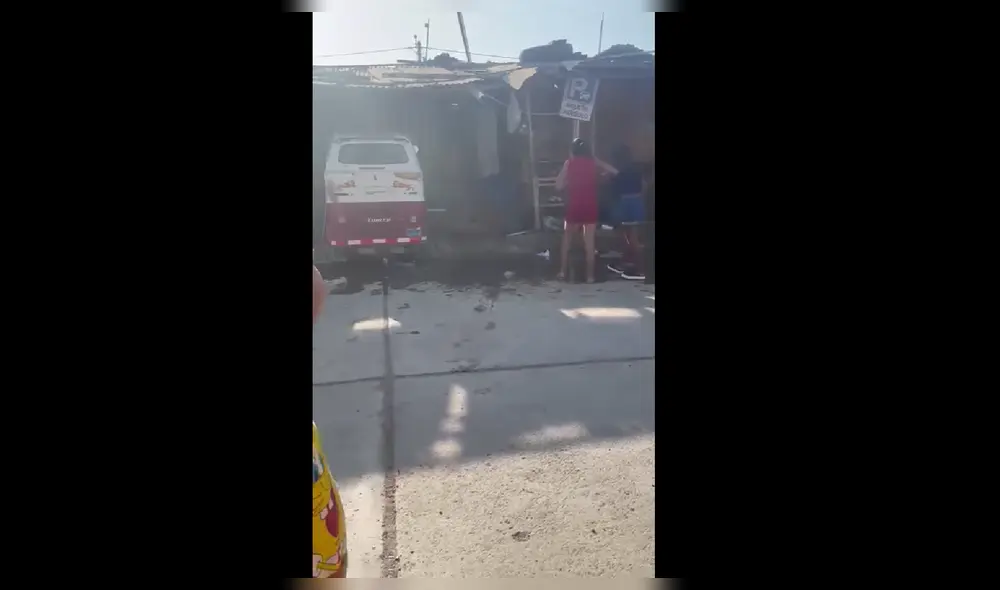 Vecinos acudieron para auxiliar a la víctima, quien había sufrido la descarga eléctrica. Foto: Captura de vídeo Sullana en la mira Vecinos acudieron para auxiliar a la víctima, quien había sufrido la descarga eléctrica. Foto: Captura de vídeo Sullana en la mira