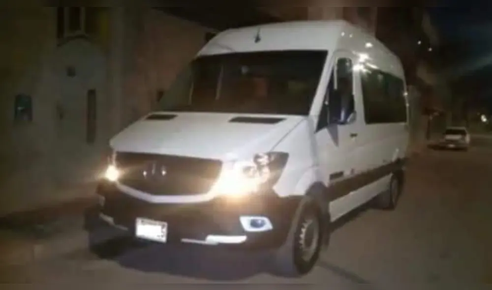 Minivan de la cual delincuentes pretendían sustraer sus autopartes. Foto: La República Minivan de la cual delincuentes pretendían sustraer sus autopartes. Foto: La República