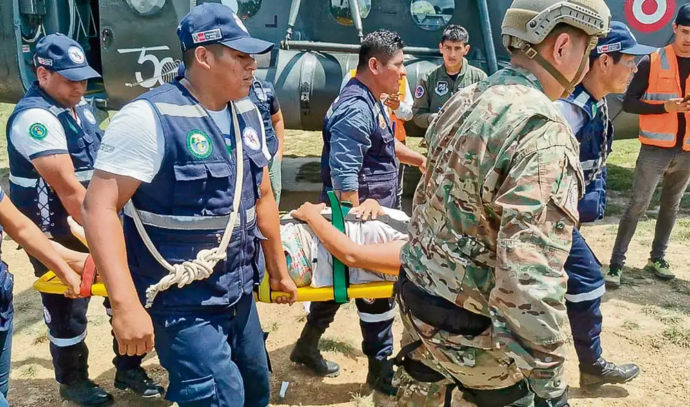 Traslado. Personal de la Fuerza Aérea del Perú rescató a los pasajeros y tripulantes tras pernoctar en el lugar de la tragedia. Foto: difusión