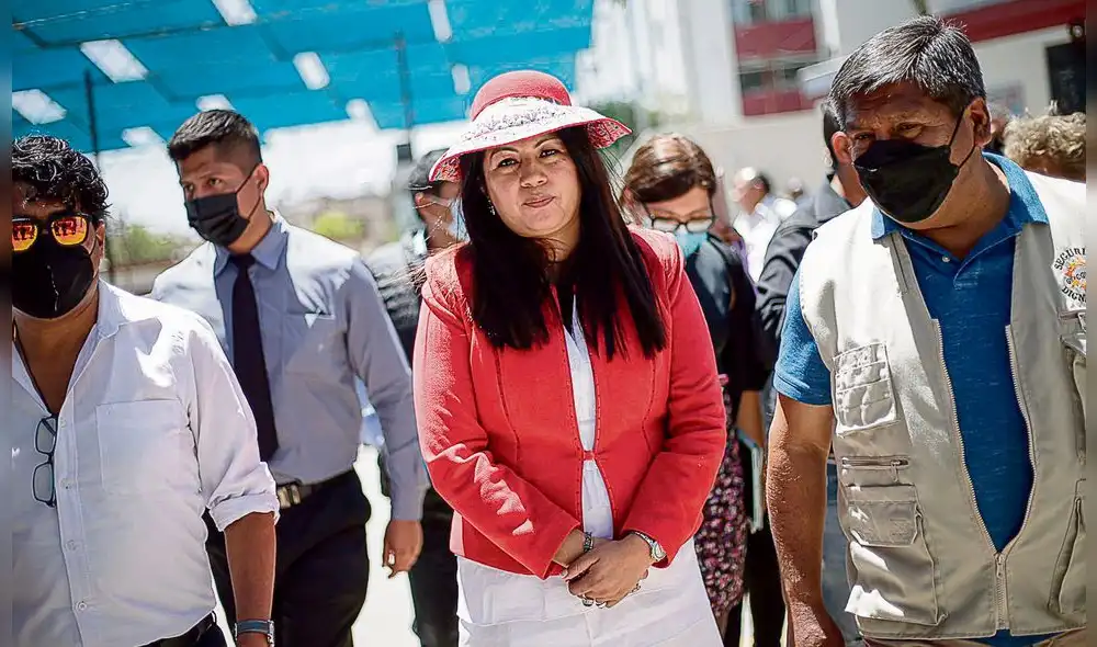 No se rinde. Gobernadora Gutiérrez volvió a presentar informe para que ella y dos funcionarios puedan ir a Italia. Foto: La República No se rinde. Gobernadora Gutiérrez volvió a presentar informe para que ella y dos funcionarios puedan ir a Italia. Foto: La República