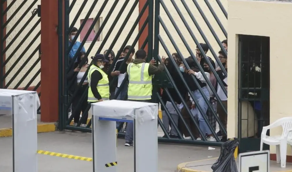 San Marcos: postulantes pidieron ingresar a la prueba pese a la tardanza. Foto: Carlos Félix/La República