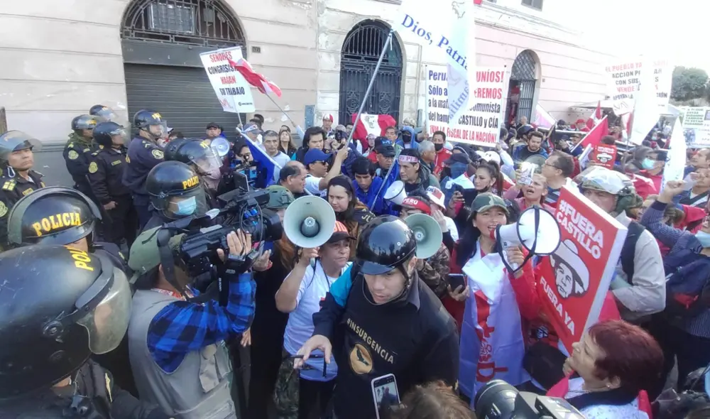 Los manifestantes propalaron fuertes calificativos contra el presidente Pedro Castillo. Foto: Omar Coca / URPI-LR