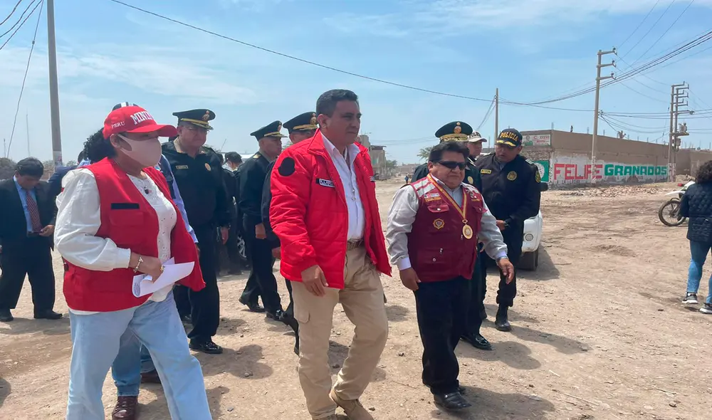 En tanto, Huerta Olivas, evitó declarar respecto a si el coronel Harvey Colchado podría pasar a retiro. Foto: Rosa Quincho/URPI-LR En tanto, Huerta Olivas, evitó declarar respecto a si el coronel Harvey Colchado podría pasar a retiro. Foto: Rosa Quincho/URPI-LR