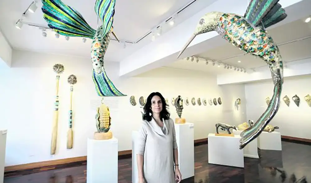 Creación. La artista ceramista Rosamar Corcuera en una de las dos salas en donde expone sus trabajos hechos a barro y fuego. Foto: Gerardo Marín/La República Creación. La artista ceramista Rosamar Corcuera en una de las dos salas en donde expone sus trabajos hechos a barro y fuego. Foto: Gerardo Marín/La República