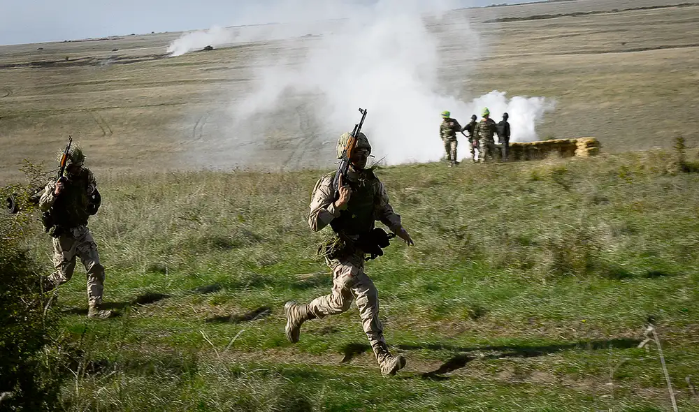 Preparan. Ucranianos reciben entrenamiento de combate en el sur de Inglaterra. Foto: AFP
