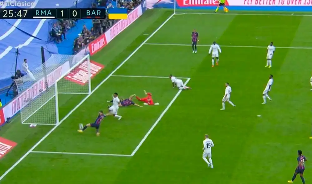 Robert Lewandowski perdió una gran chance para igualar el marcador. Foto: captura/DirecTV Sports Robert Lewandowski perdió una gran chance para igualar el marcador. Foto: captura/DirecTV Sports