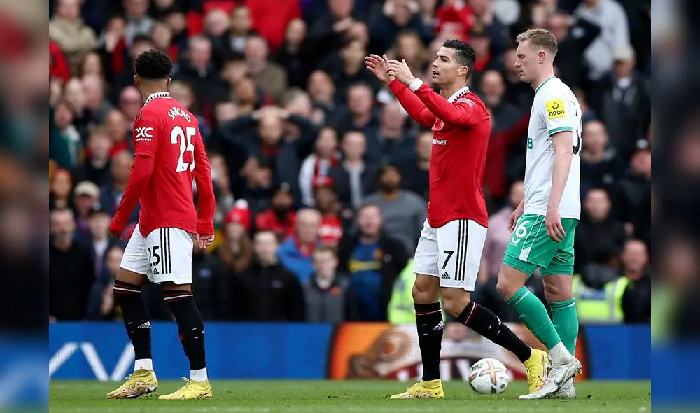 Los diablos rojos no pudieron ante la dura defensa de las urracas y no anotaron los goles. Foto: EFE