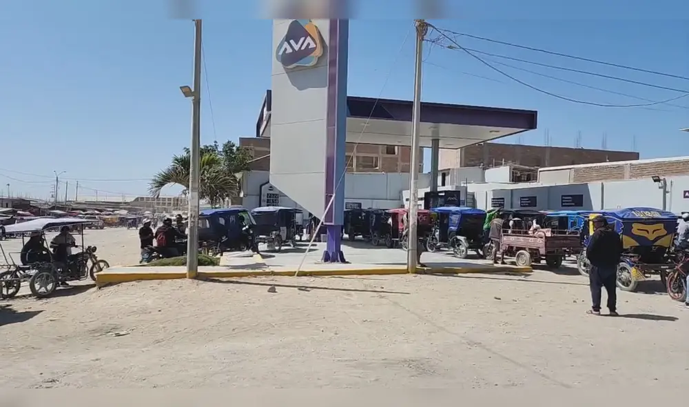 Se evidenciaron largas colas de mototaxista en los grifos de la ciudad de Paita. Foto: captura de video/Noticias Paita 3.0 Se evidenciaron largas colas de mototaxista en los grifos de la ciudad de Paita. Foto: captura de video/Noticias Paita 3.0