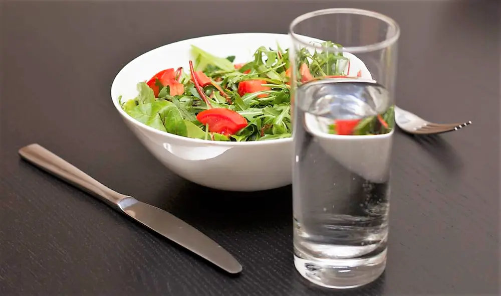 ¿Se debería tomar agua durante las comidas? Esto es lo que opinan los médicos sobre la costumbre japonesa. Foto: iStock