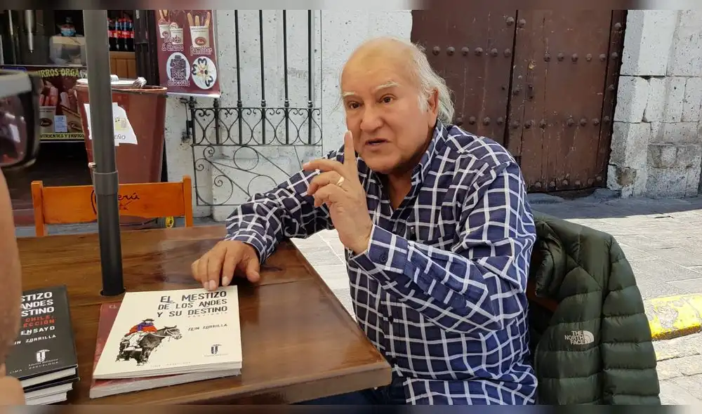 Autor presentó su saga del Bicentenario en feria de libros de Arequipa. Foto: Wilder Pari/La República