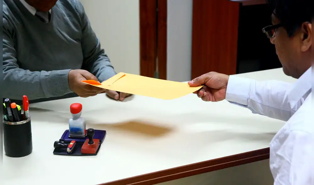 Puedes practicar con familiares o amigos tu puesta en escena, y así sentirás menos nervios al momento de realizar la entrevista de trabajo. Foto: Andina