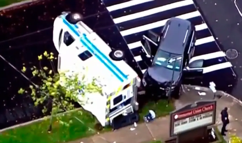 La ambulancia fue embestida por conductor de una camioneta Jeep entre Jewet Avenue y Maine Avenue. Foto: NYC EMS Watch/Twitter La ambulancia fue embestida por conductor de una camioneta Jeep entre Jewet Avenue y Maine Avenue. Foto: NYC EMS Watch/Twitter