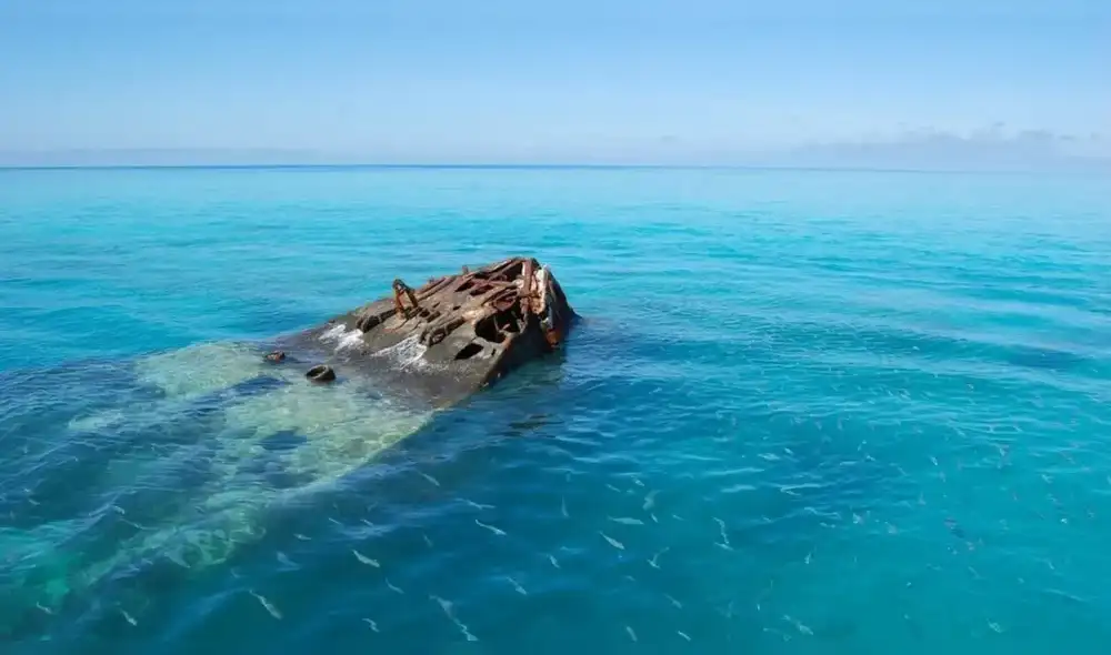 Barco naufragado en la inmensidad del Triángulo de las Bermudas. Foto: National Geographic