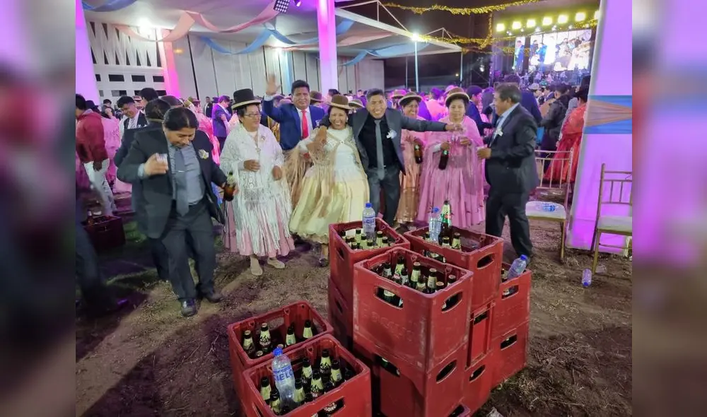 Los recién casados recibieron cajas de cervezas, dinero, entre otras cosas. Foto: URPI-LR/Paolo Zegarra Los recién casados recibieron cajas de cervezas, dinero, entre otras cosas. Foto: URPI-LR/Paolo Zegarra