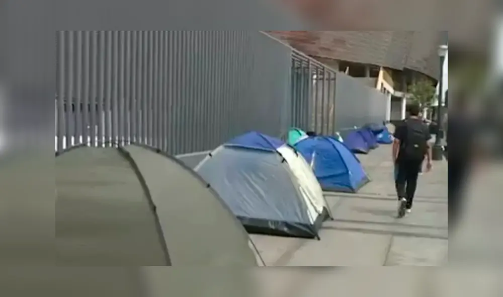 La Policía Nacional decidió desalojar a los fanáticos de Daddy Yankee. Foto captura de Latina