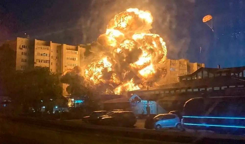 Diversas imágenes en las redes sociales fueron difundidas por testigos y mostraban un edificio envuelto en llamas. Foto. RT