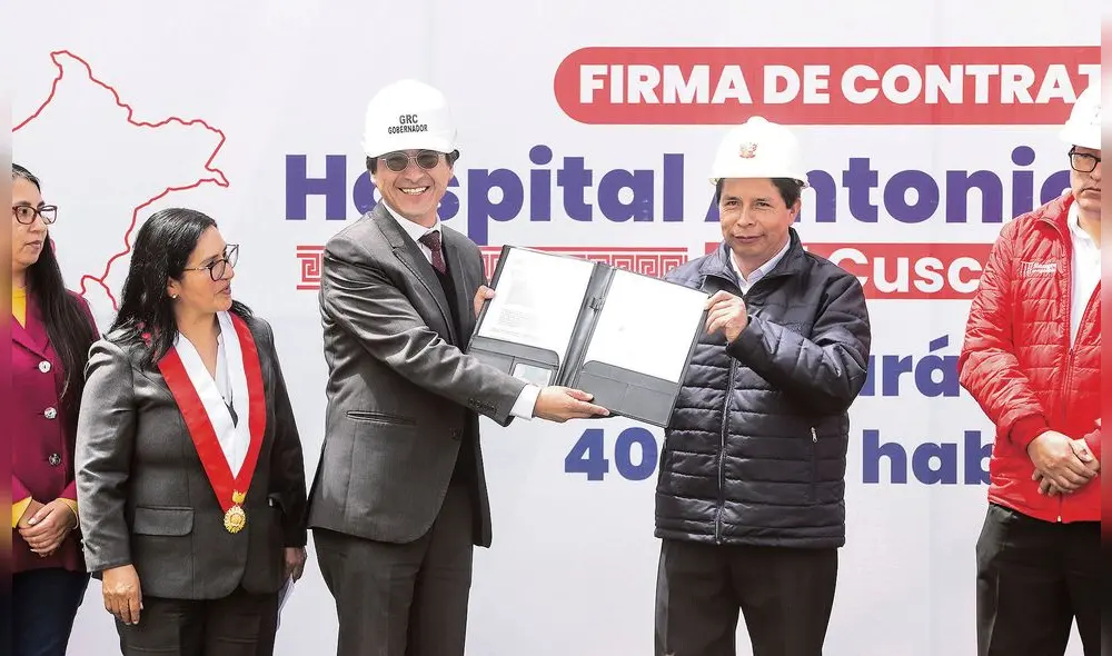 Juntos . El gobernador regional Jean Paul Benavente y el presidente Pedro Castillo muestran el contrato para la culminación del Antonio Lorena.