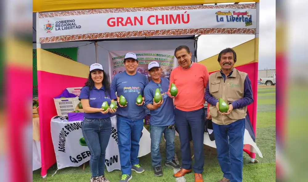 Llempén muestra paltas producidas en provincia de Gran Chimú. Foto: GORE