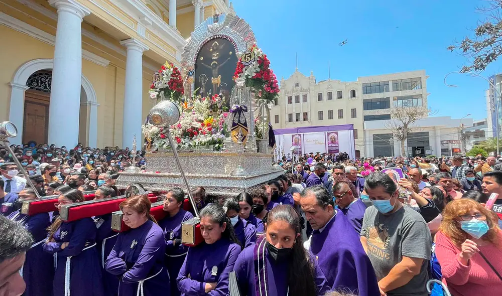 Ellas cargaron por aproximadamente 40 minutos al Cristo Morado en sus hombros. Foto: Rosa Quincho/URPI-LR Ellas cargaron por aproximadamente 40 minutos al Cristo Morado en sus hombros. Foto: Rosa Quincho/URPI-LR