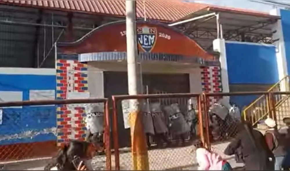 Llegada de contingente policial al colegio emblemático Juan Espinoza Medrano. Foto: Captura video I.E. Juan Espinoza Llegada de contingente policial al colegio emblemático Juan Espinoza Medrano. Foto: Captura video I.E. Juan Espinoza